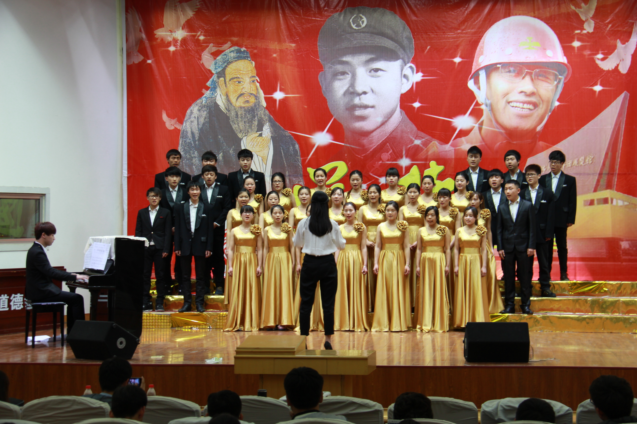 2音乐学院师生及教师家属为学生们演唱经典歌曲.JPG