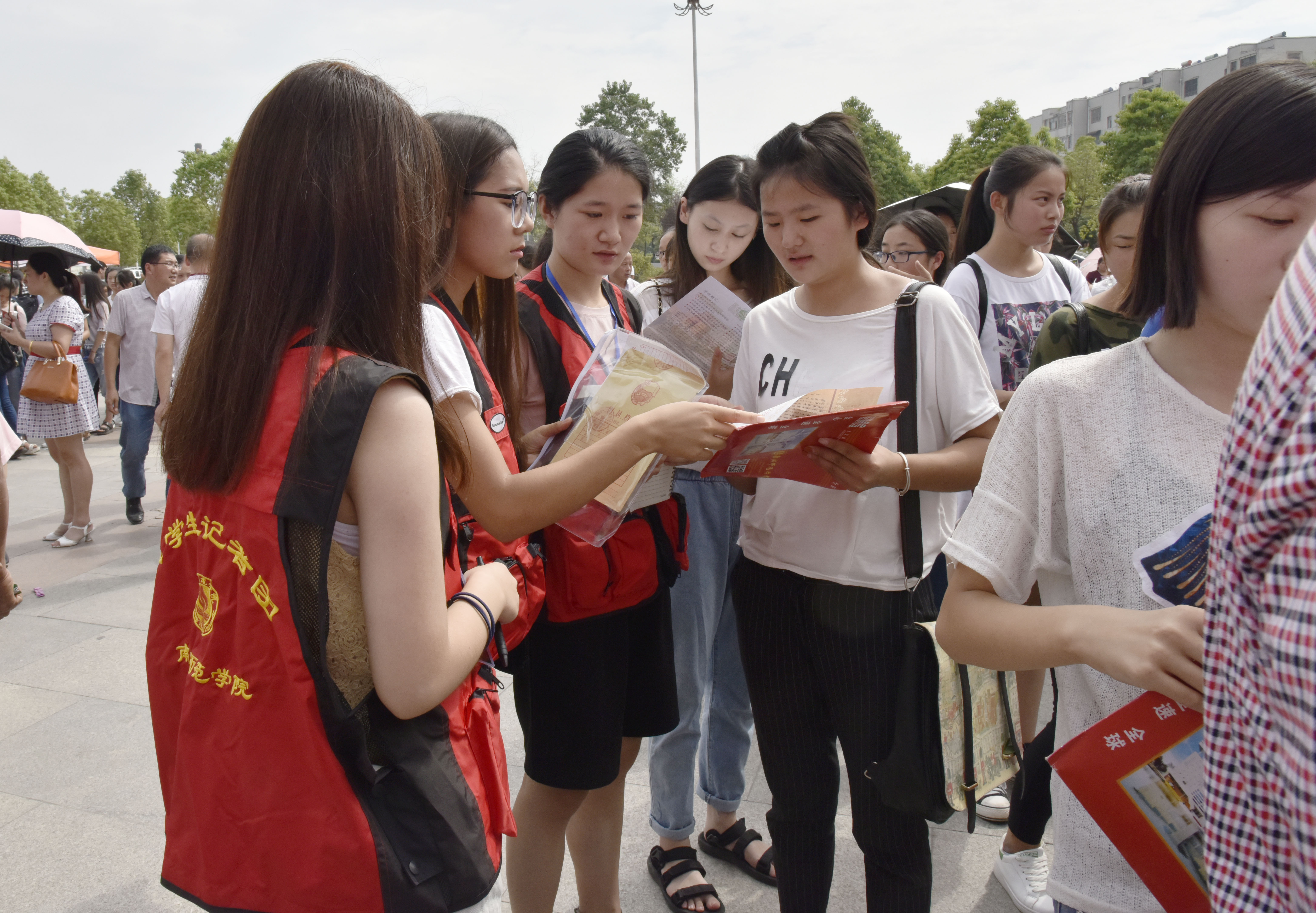 5大学生记者团采访新生.JPG